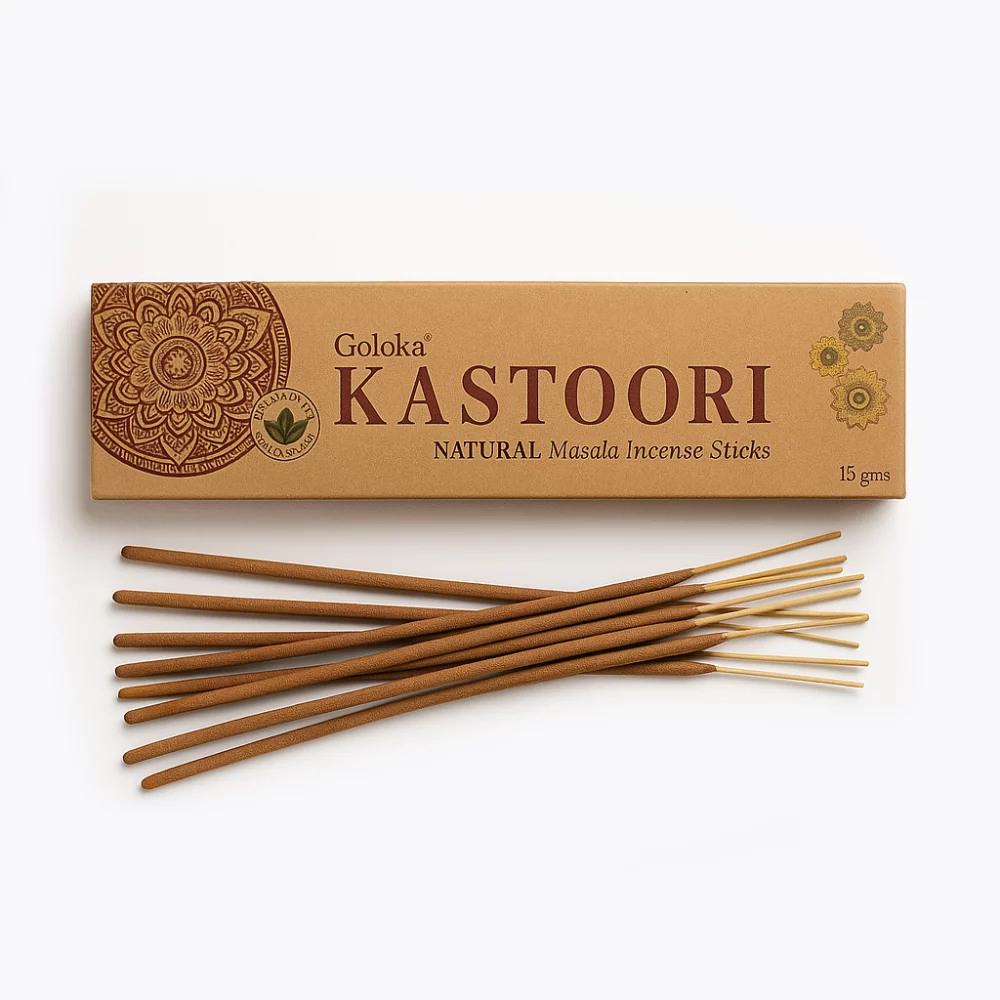 Caja de incienso Goloka Kastoori de 15 gramos con varillas de masala natural artesanales dispuestas sobre fondo blanco