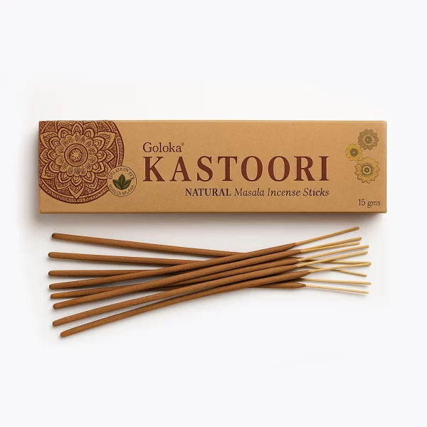 Caja de incienso Goloka Kastoori de 15 gramos con varillas de masala natural artesanales dispuestas sobre fondo blanco