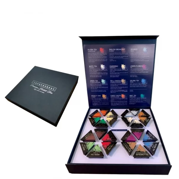 Caja Surtida La Tetera Azul 24 Infusiones Gourmet es una cuidada selección de 24 infusiones premium (12 variedades diferentes, 2 unidades de cada una) presentada en un elegante formato ideal para regalo. Cada infusión se presenta en bolsitas piramidales biodegradables, permitiendo que los ingredientes mantengan su forma natural, aroma y sabor intactos. Esta colección gourmet combina tés e infusiones con frutas, flores y especias, ofreciendo una experiencia sensorial única en cada taza. Perfecta para descubrir nuevos sabores o sorprender con un detalle original y sofisticado. Ingredientes por variedad Té Verde Té verde Gunpowder, hojas de hierbabuena y aroma. Té Rojo Té rojo (Pu-Erh), té verde, hibisco, fresa, kiwi, manzana y aroma. Té Blanco Té blanco Pai Mu Tan, pera, manzana y aroma. Rooibos Relax Rooibos, tila, melisa, azahar y aroma. Digestive Tea Flores de manzanilla, hojas de menta, anís, hinojo y aroma. Frutos del Bosque Hibisco, uva, arándano, grosella negra, saúco y aromas. Manzanilla 100% manzanilla. Té Oolong Azul Hibisco, uva, arándano, grosella negra, saúco y aromas. English Breakfast 100% té negro. Menta 100% menta. Love Rooibos Rooibos, menta, chocolate y aromas. Linden Flowers 100% flores de tila. Beneficios principales Gran variedad de sabores en un solo pack. Ingredientes naturales sin triturar. Bolsitas piramidales que conservan mejor aroma y propiedades. Ideal como regalo gourmet. Apto para cualquier momento del día. Características Contenido: 24 infusiones (12 variedades x 2 unidades). Formato: pirámides biodegradables. Línea: Gourmet. Presentación: caja surtida regalo. Modo de uso (Preparación) Introducir una pirámide en una taza. Añadir agua hirviendo. Tapar y dejar infusionar durante 5 minutos. Disfrutar caliente para apreciar todo su aroma y sabor. Advertencias Conservar en lugar fresco y seco. Algunas variedades contienen cafeína (té verde, negro, rojo y oolong). No recomendado para personas sensibles a la cafeína en consumo excesivo.